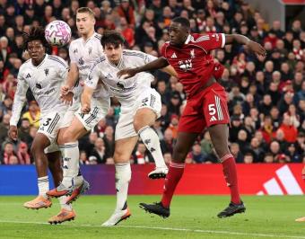 مانشستر يونايتد يعبّد طريق العودة من أصعب ملاعب إنكلترا