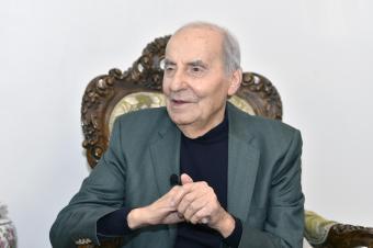 "شاعر المنبرين"... لبنان يودّع طليع حمدان