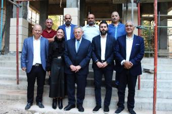 صورة تذكارية أمام المتحف