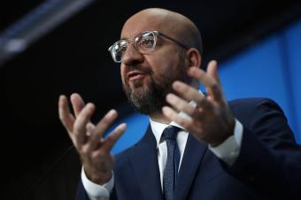 رئيس المجلس الأوروبي شارل ميشال خلال مؤتمر صحافي في بروكسل أمس (أ ف ب)