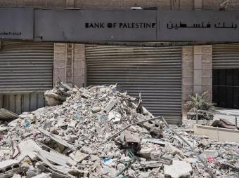 أزمة السيولة تضاعف معاناة الفلسطينيين في غزة بعد وقف إطلاق النار