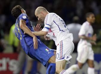 اللقطة الشهيرة لزين الدين زيدان في مونديال 2006