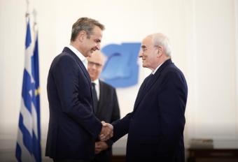 وزير الدفاع الوطني يلتقي رئيس الحكومة اليونانية