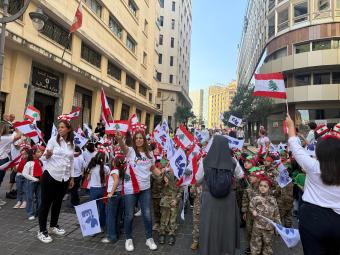 بالصور - في ذكرى الاستقلال... طلاب يرفعون علمًا لبنانيًا بطول 100 متر