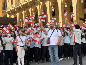 بالصور - في ذكرى الاستقلال... طلاب يرفعون علمًا لبنانيًا بطول 100 متر