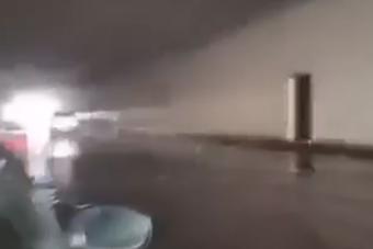 بالفيديو - المياه تغمر نفق الأونيسكو