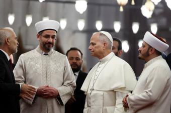 بالصور: البابا يزور مسجد السلطان أحمد حافيَ القدمين احترامًا للمسلمين