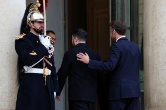 بالصور: زيلينسكي يصل إلى قصر الإليزيه