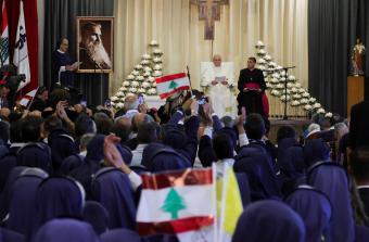 الأب الأقدس في دير الصليب (رويترز)