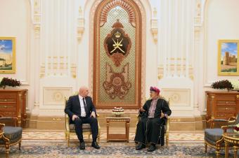 السلطان بن طارق يمنح الرئيس عون وسام عُمان العسكري من الدرجة الاولى