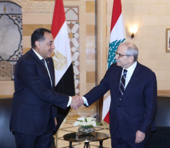 بالصور - رئيس الحكومة المصرية يصل إلى السراي ويبحث مع نواف سلام تعزيز التعاون الثنائي