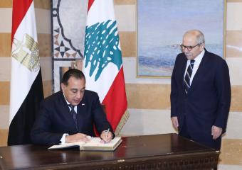 بالصور - رئيس الحكومة المصرية يصل إلى السراي ويبحث مع نواف سلام تعزيز التعاون الثنائي