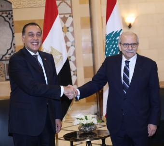 بالصور - رئيس الحكومة المصرية يصل إلى السراي ويبحث مع نواف سلام تعزيز التعاون الثنائي