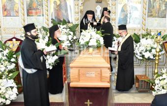 بالصور: السيدة فيروز ودّعت نجلها الأصغر هلي في مأتم حاشد في المحيدثة - بكفيا