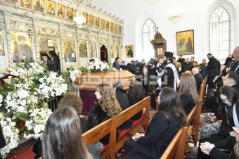 بالصور: السيدة فيروز ودّعت نجلها الأصغر هلي في مأتم حاشد في المحيدثة - بكفيا