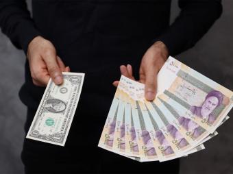 انهيارٌ تاريخي للريال الإيراني... الدولار يقترب من 1.52 مليون ريال إيراني