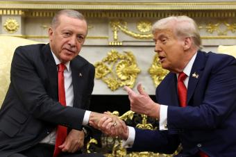 أردوغان يؤكد لترامب ضرورة تطبيق وقف إطلاق النار في سوريا ودمج "قسد"