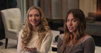 الممثلتان Amanda Seyfried (يسار) و Sydney Sweeney