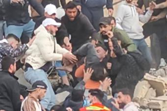 بالفيديو - انتشال أحياء من تحت الأنقاض في التبانة