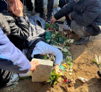 تقارير: القوات الإيرانية تمنع نقش كلمة "شهيد" على شواهد قبور المحتجين