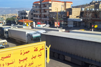 بالفيديو والصور - تجمّع للشاحنات عند معبر المصنع احتجاجًا على قرار للسلطات السورية