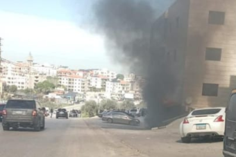 بالصورة: حريق داخل مستودع للأدوات المنزلية
