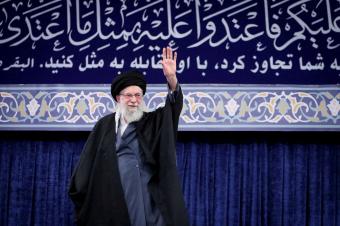 خامنئي يهدي "الحزب" لترامب