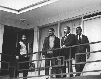 جاكسون وكينغ الإبن قبل يوم من اغتيال الأخير عام 1968
