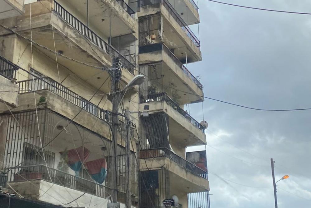 إخلاء مبنيين مهددين بالسقوط في بخعون