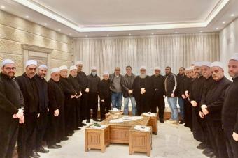 أبي المنى يستقبل السوريين الخمسة المفرج عنهم من السجون في سوريا