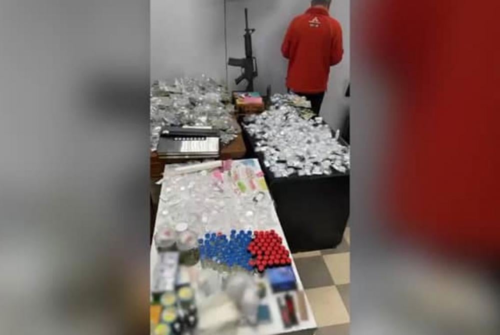 مداهمة مستودع للمخدرات في زوق مكايل... وهذا ما تم ضبطه