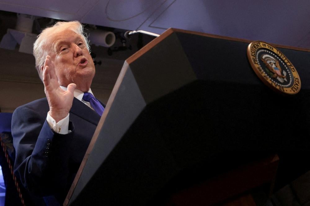 ترامب: دمّرنا 42 سفينة حربية إيرانية