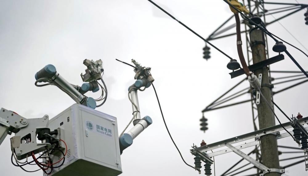 أول سبّاك كهرباء آلي في العالم