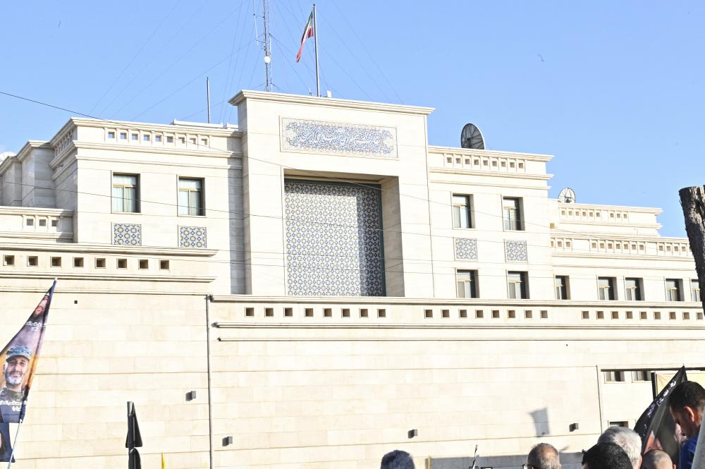 لماذا يجب طرد السفير الإيراني من لبنان؟