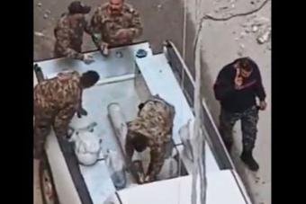 بالفيديو - نقل صاروخ غير منفجر من الشقة المستهدفة في عائشة بكار