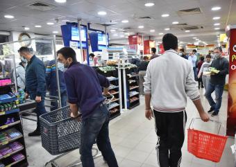 "مؤشّر التهافت" على السوبرماركات والرغيف يتابع ارتفاعه