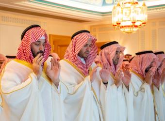 بالصور - الأمير محمد بن سلمان يؤدي صلاة عيد الفطر في المسجد الحرام