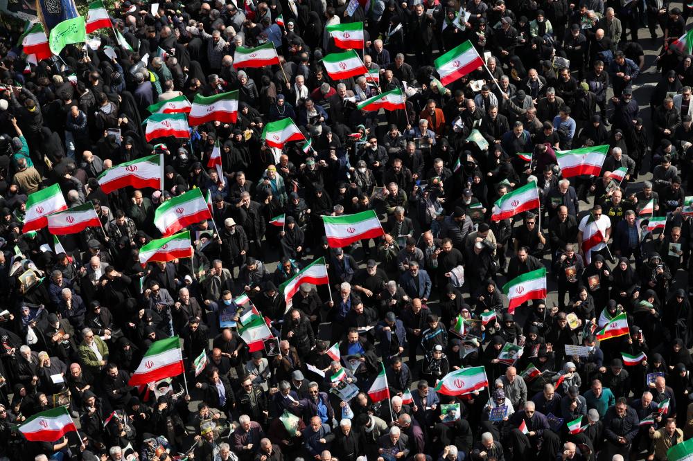 من شاهنشاه إلى الولي الفقيه: استمرارية الإمبراطورية في ثوب ديني