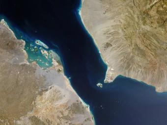إيران تلوّح بتوسيع الصراع إلى مضيق باب المندب
