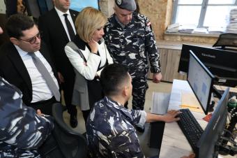اللبنانية الأولى تثمّن جهود العاملين في غرفة إدارة الكوارث والصليب الأحمر