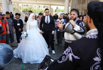 عرسٌ في قلب نزوح صيدا… حين ينتصر الحب في زمن الحرب