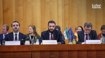 الشرع يتوسّط وزيري خارجية سوريا وألمانيا خلال مؤتمر اقتصادي في برلين أمس (سانا)