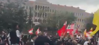 بالفيديو - عشرات المتظاهرين أمام السراي