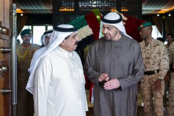 الملك البحريني والرئيس الإماراتي في البحرين أمس (وام)