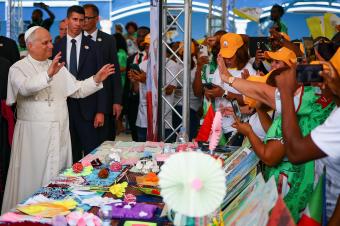 البابا من غينيا الاستوائية: للالتزام بالقانون والعدالة