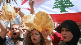 اللبنانيون يقتربون من حافة الجوع