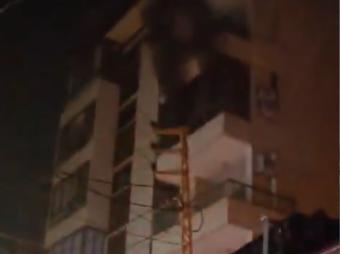 بالفيديو: حريق في مبنى سكني في أدونيس