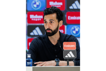 مدرب ريال مدريد ألفارو أربيلوا خلال المؤتمر الصحافي