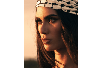 غازيني بالكوفية الفلسطينية (من حسابها عبر انستاغرام)