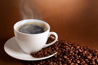 قد يلاحظ البعض ارتفاعًا موقتًا في ضغط الدم بعد شرب القهوة